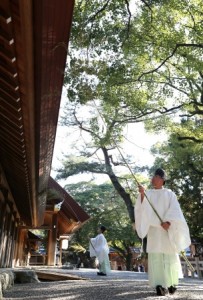Monge remove a poeira no Santuárioo Atsuta, em Nagoya (Aichi). Foto: Mainichi