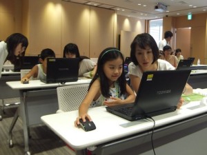 Crianças em aula de computação. Foto: Mainichi