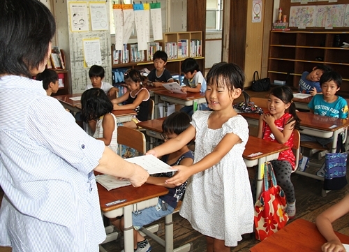 Crianças respondem à chamada no último dia na escola, antes das férias, em Wakayama