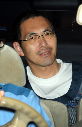 Takeshi Fujiwara, ao ser levado à Promotoria de Okayama. Foto: Mainichi