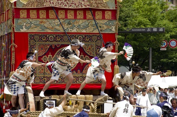 Os carros alegóricos que desfilam no festival são chamados de "yamaboko" ou "yamahoko", decorados com tapeçarias de Nishijin. Fotos: Sankei