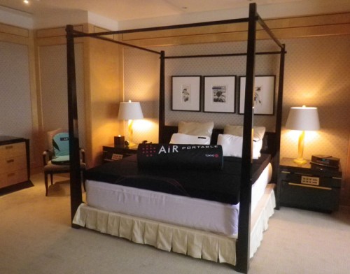 Colchão e travesseiros especiais improvisados pela empresa Tokyo Nishikawa no quarto do hotel em Tokyo
