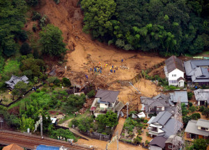 Deslizamento de terra em Iwakuni-shi (Yamaguchi) - Foto: Jornal Asahi/ Ryo Ikeda