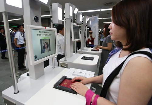 Passageiros japoneses testam o sistema de "reconhecimento facial" no Aeroporto de Narita