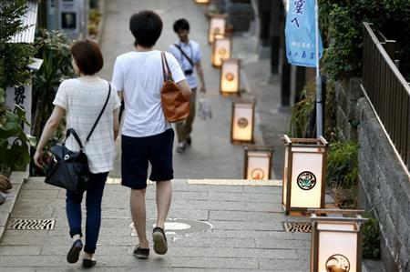 Ruas de Enoshima iluminadas pelas lanternas. Foto: Sankei