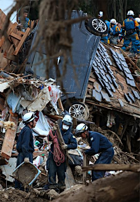 Trabalhos de resgate continuam no bairro Asaminami, em Hiroshima. Foto: Jiji Press