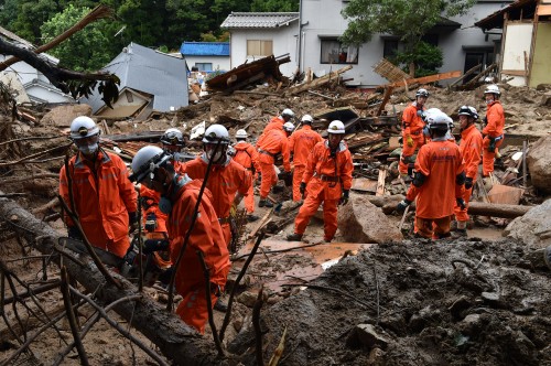 Cerca de 2.800 soldados e policiais participam das buscas pelas 47 pessoas desaparecidas nos desmoronamentos em Hiroshima. O número de mortos subiu para 40. Foto: Mainichi