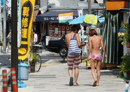 Casal passeia pelas ruas perto da estação JR Suma em Kobe (Hyogo). Foto: Jornal Kobe
