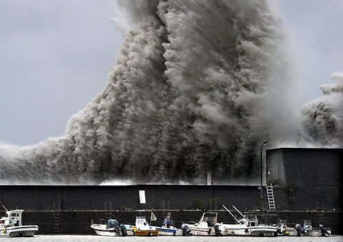 Tufão provoca ondas gigantes em Aki (Kochi). Foto: Mainichi