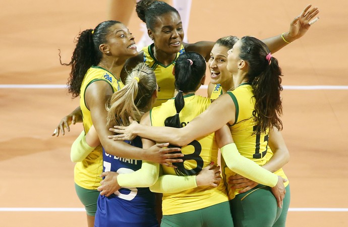 A seleção brasileira comemora ponto na vitória sobre a Rússia (Foto: Divulgação/FIBV)