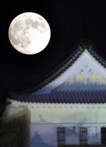 Foto, do Jornal Mainichi, mostra a Lua sobre a Torre Central (“tenshu”) do Castelo de Himeji