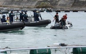 Cerca de 60 policiais, 50 membros da Guarda Costeira, além de outras autoridades regionais e governamentais acompanham a pesca em Taiji. Foto: Agara