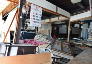 Interior de uma casa que entortou com o terremoto, em Hakuba. Foto: Mainichi