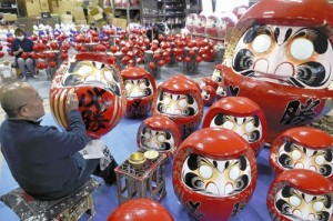 Artesãos de Takasaki (Gunma) atendem os pedidos dos bonecos “daruma”. Foto: Yomiuri