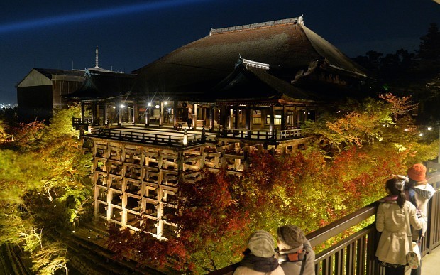 Iluminação noturna no Templo Kiyomizudera, em Kyoto. Foto: Mainichi