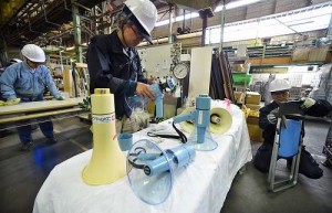 Encomenda de megafones em fábrica de Matsudo (Chiba). Foto: Mainichi