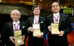 Da esq. p/ dir.: Isamu Akasaki, Hiroshi Amano e Shuji Nakamura mostram as medalhas no Stockholm Concert Hall na Suécia. Foto: Asahi