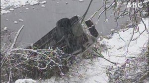 Em Kami (Hyogo) um carro derrapou por causa da neve e o motorista, de 83 anos, está em coma. Foto: ABC News Kansai