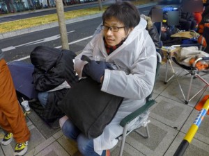 Repórter da Rocket News na fila em Osaka
