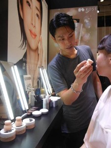 Maquiagem correta é básica para uma boa entrevista de trabalho. Foto: Sankei
