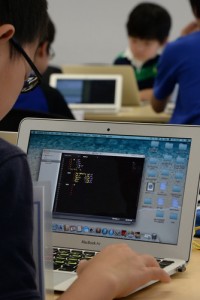 Crianças em aulas de programação. Foto: Mainichi