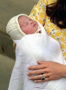 Princesa Charlotte, nos braços da mãe. Foto: AP/Kyodo