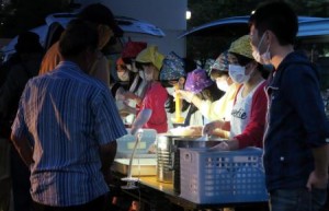 Distribuição de comida em Nagoya. Foto: Chunichi