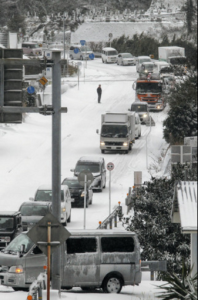Estradas fechadas em Ehime. Foto: Yomiuri