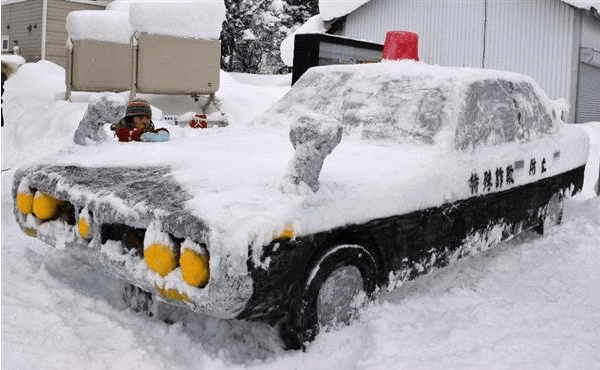 Carro da polícia feito de neve. Foto: Sankei