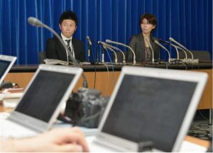 Representantes do Ministério da Saúde, ao anunciar o caso. Foto: Sankei