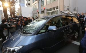 A vítima sendo levada da Polícia de Nakano. Foto: Mainichi