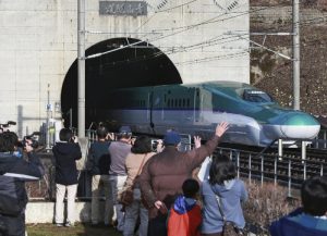 Trem-bala atravessa túnel que liga Aomori e Hokkaido. Foto: Yomiuri