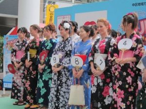 Estrangeiras em concurso de yukata. Foto: hamamatsu.keizai.biz