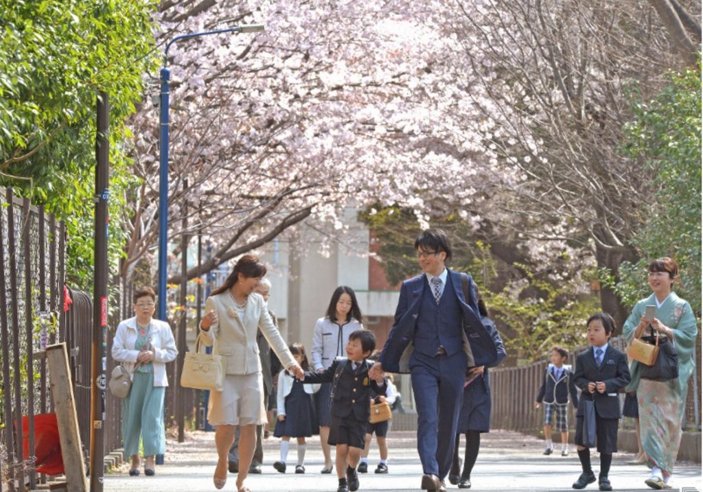 Cena de ingresso escolar em escola de Nakano (Tokyo), no dia 6. Foto: Jornal Mainichi