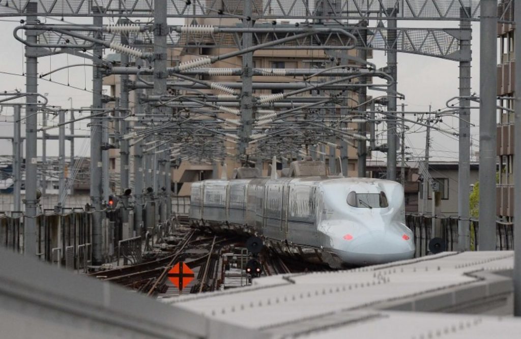 Trem-bala parte da estação Kumamoto. Foto: Mainichi