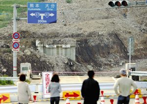 Buscas por desaparecidos continuam. Foto: Yomiuri