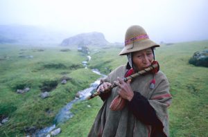 笛を吹くケロの村人。ケロ、ペルー。野町和嘉（2003年）