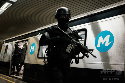 ブラジル・リオデジャネイロの地下鉄駅で、五輪に向けた警備訓練を行う警察官（2016年6月10日撮影、資料写真）。(c)AFP/YASUYOSHI CHIBA