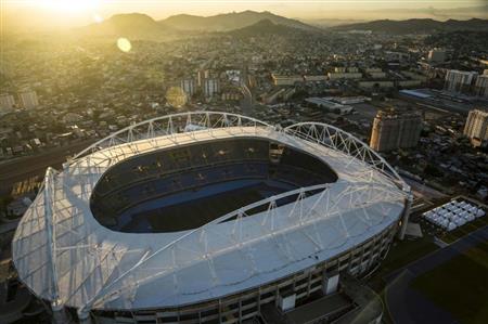 リオ五輪で陸上競技などが行われるオリンピックスタジアム。８月の開幕に向け準備が急ピッチで進む一方、周辺では経済不安や政治不信で市民によるデモも相次ぐ＝１７日、ブラジル・リオデジャネイロ（ブルームバーグ）