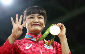 Kaori Icho com seu quarto título Olímpico na luta estilo livre (Foto: Getty Images/Lars Baron)